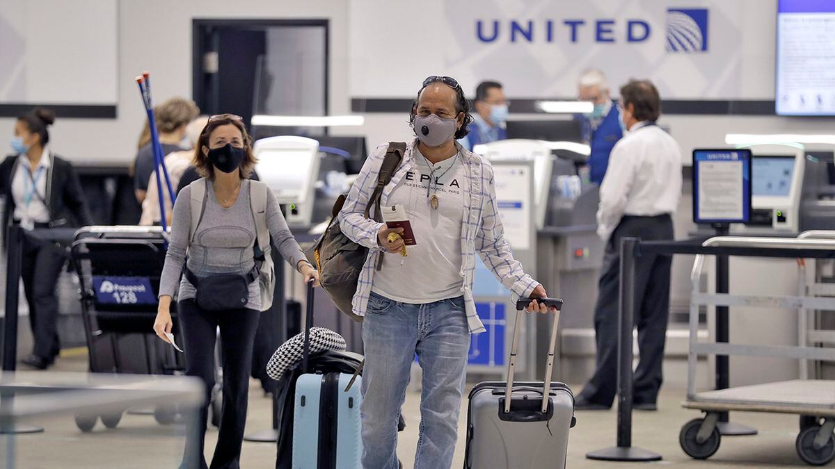 Coronavirus United Airlines will require passengers wear face masks in