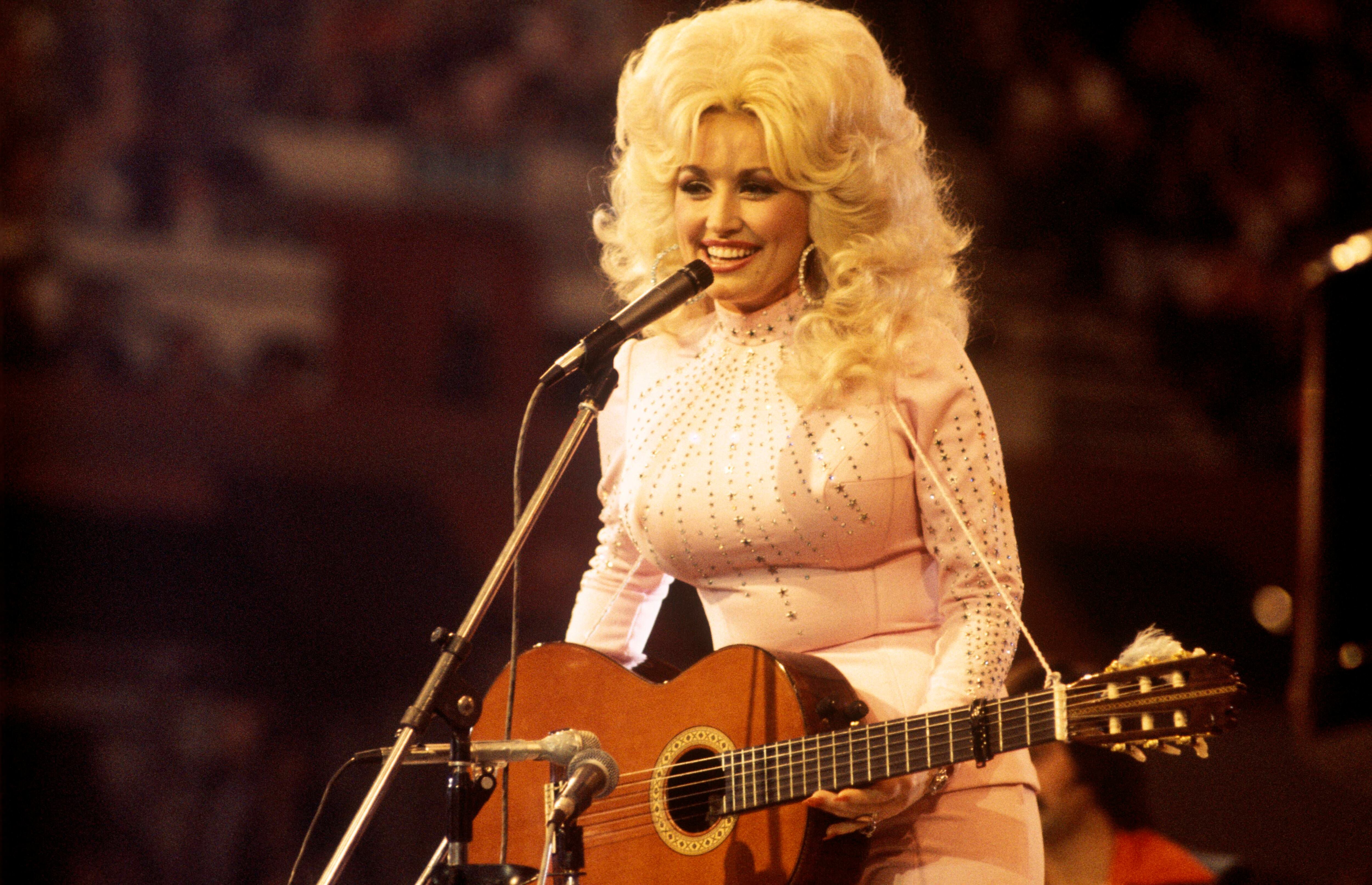 Dolly Parton dresses as Dallas Cowboys cheerleader in halftime performance  – WSB-TV Channel 2 - Atlanta