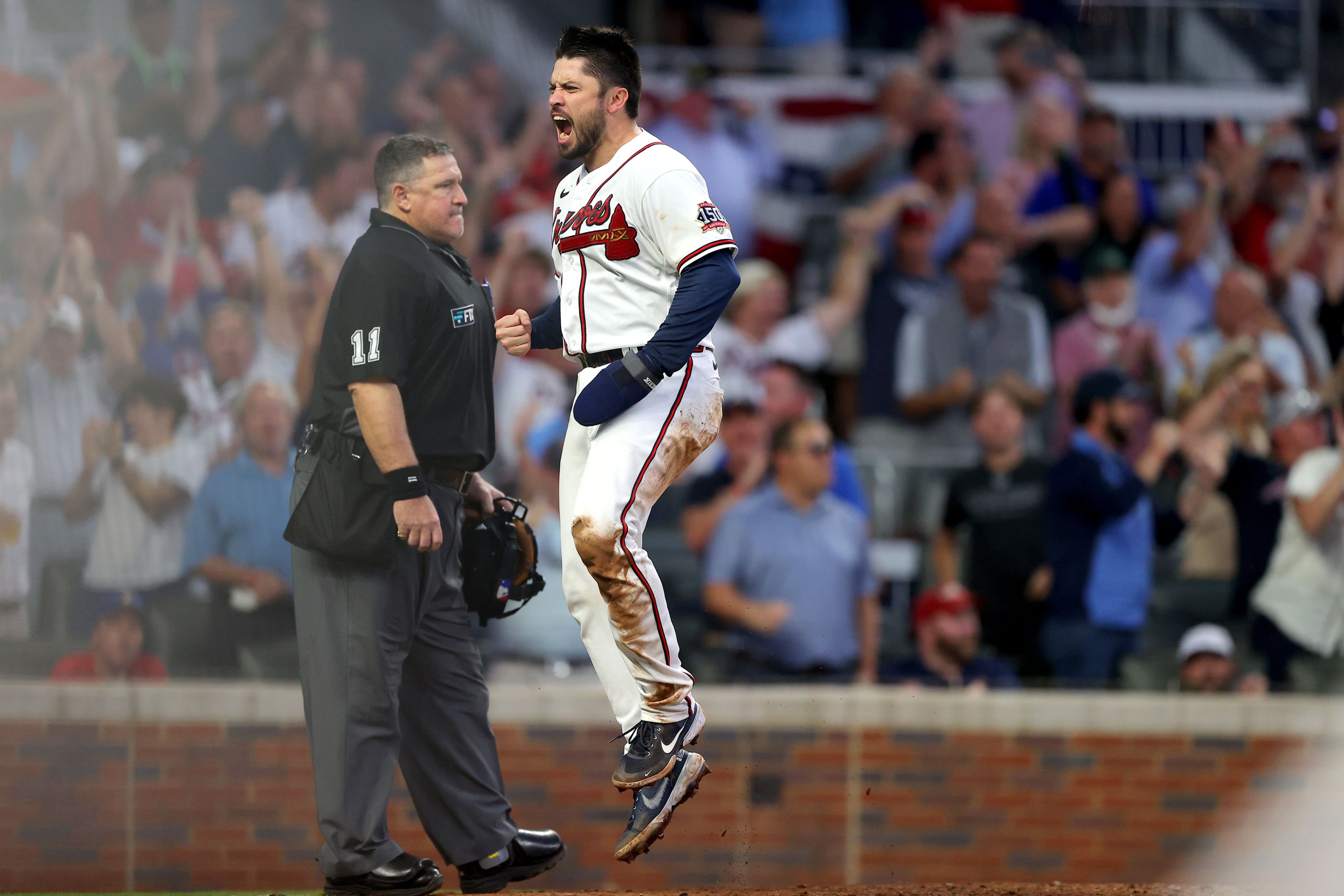 M-V-Free! Freeman HR sends Braves to NLCS, 5-4 over Brewers