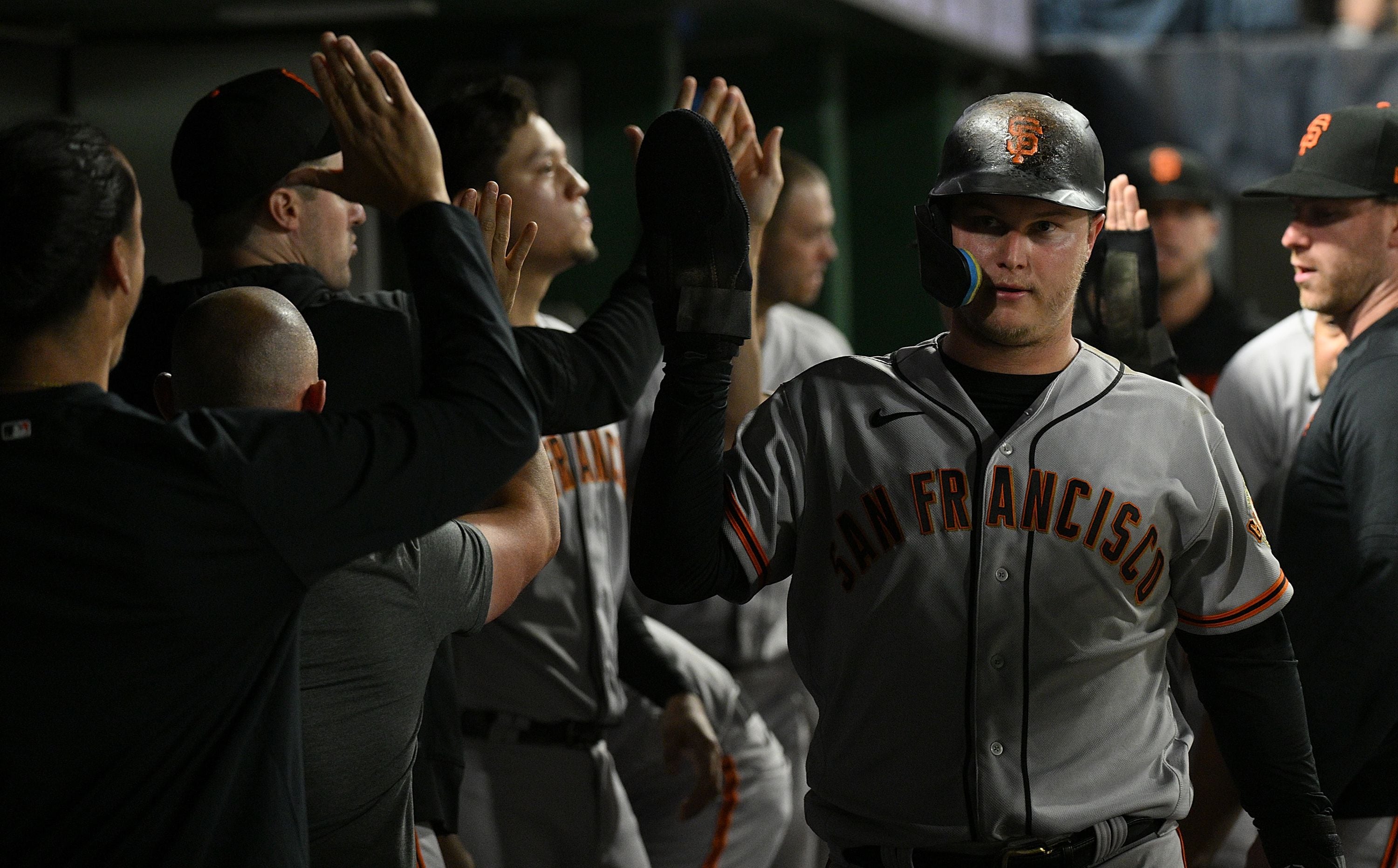 Joc Pederson's bases-loaded walk in 9th lifts Giants to 4-3 win over Braves